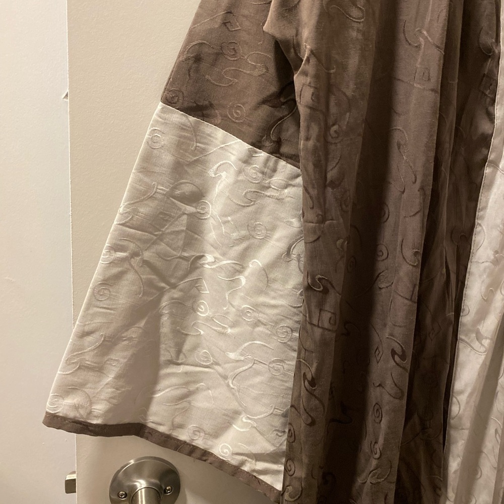 Brown and White Robe - Picture 3 of 3